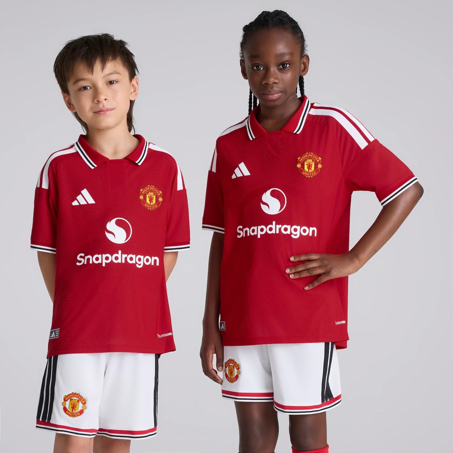 Conjunto Manchester United Primeiro Equipamento 26/27 Criança